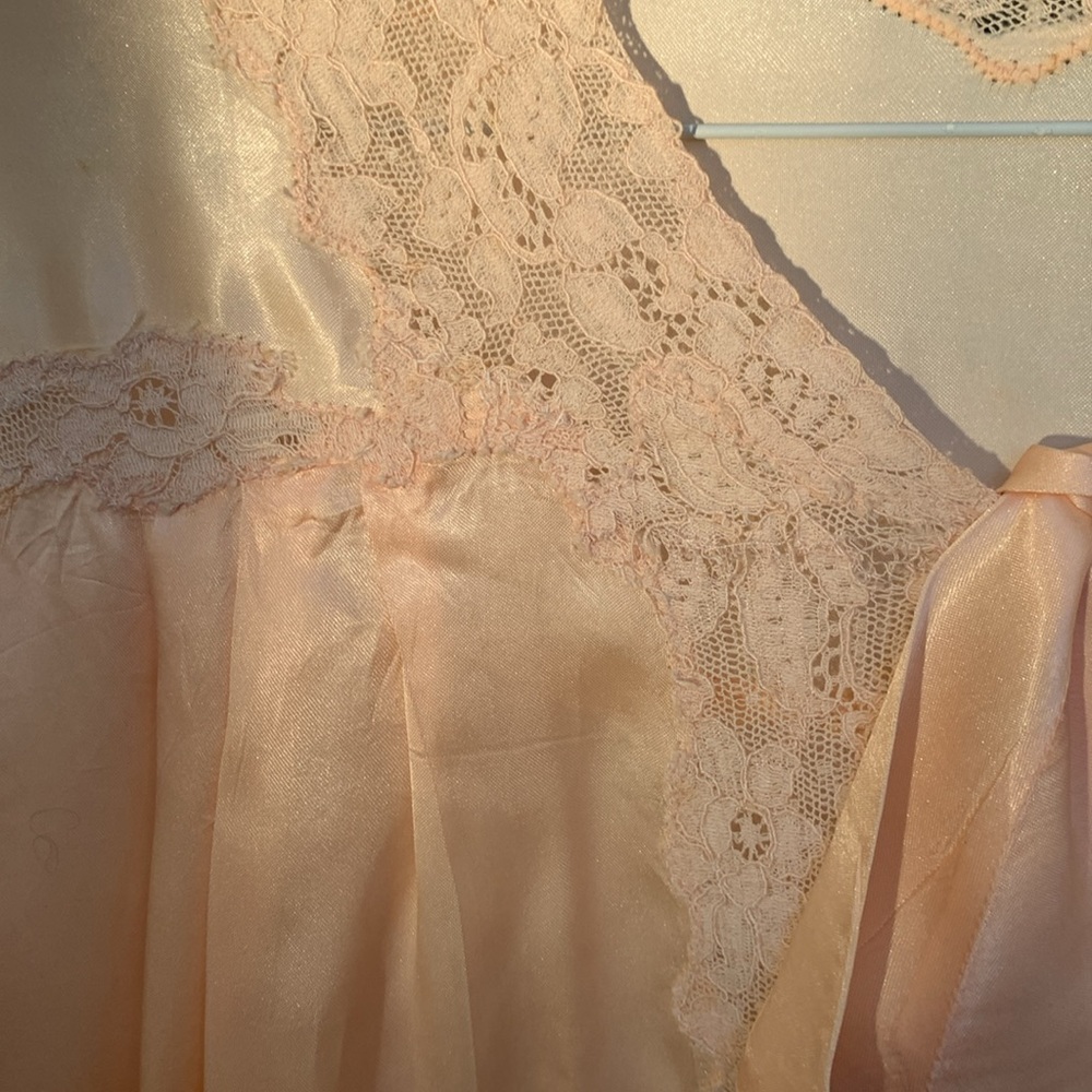 Vintage Sleep Jacket- Soft peachy pink with elegant lace trim- Lovely piece! - Picture 4 of 16